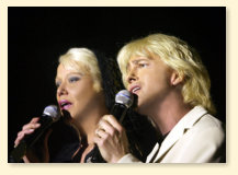 Heidi Stroh und Mark bei gemeinsamenAbschlusslied "Feelings"